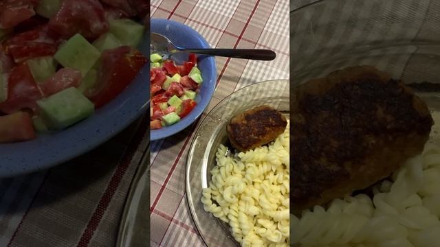 Макароны с котлетами и салат огурцы и помидоры#блоггер #едаирецепты #едимвкусно #ужин