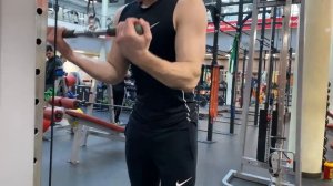 Разгибания рук с верхнего блока с прямой рукоятью обратным хватом