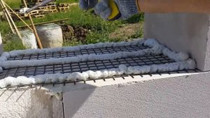 Кладка блока на полиуретановую пену с применением базальтовой сетки