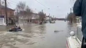13 апреля.  Орск.  Наводнение. Люди  передвигаются по улицам на  катерах и  в лодках
