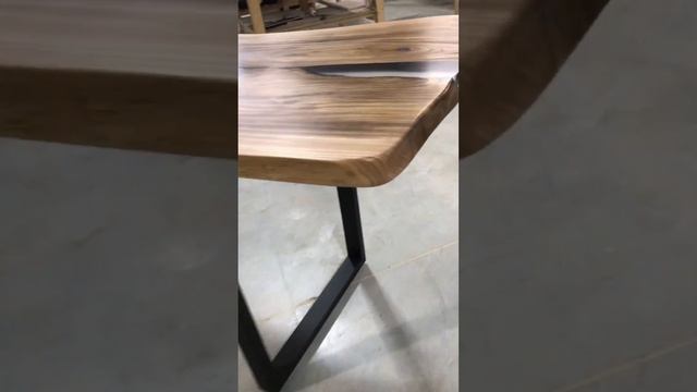 Стильный стол из слэба горного карагача с 3D заливкой