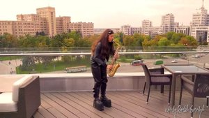 Музыка для творчества: девушка играет Шоу маст го он #sax #music #bikergirl