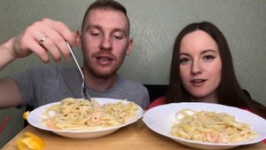 МУКБАНГ ПАСТА СЛИВОЧНАЯ С КРЕВЕТКАМИ ответы на вопросы MUKBANG CREAMY PASTA WITH PRAWNS