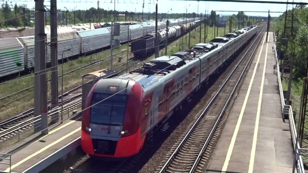 Сдвоенная "Ласточка" ЭС1-028/023 проходит платформу 435-й километр, Нижний Новгород