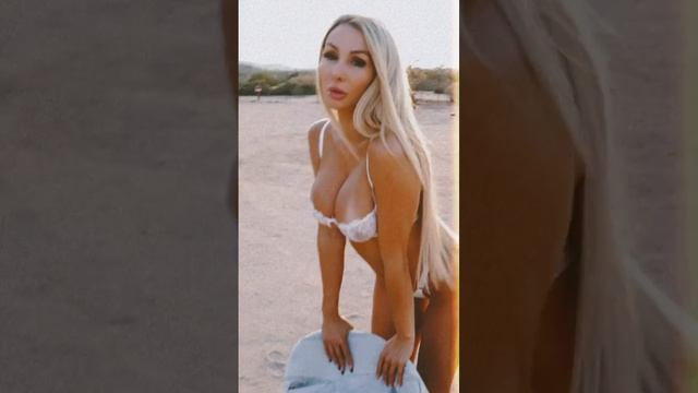 В микро бикини на пляже смотреть онлайн