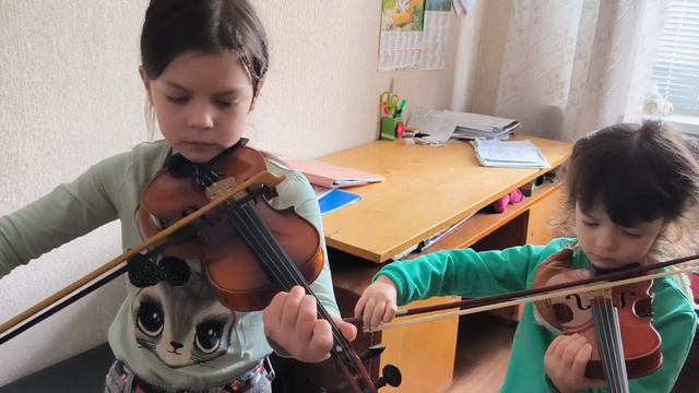 А. Филиппенко Цыплятки исп.Белобровец Аня и Белобровец Ева