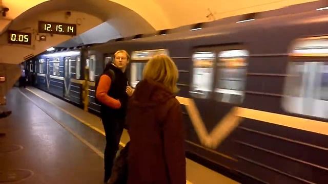 Вагон проезжает на станции Невский проспект смотреть онлайн