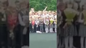 Пацан растоптал цветы на школьной линейке