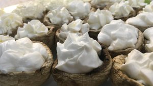 Шампиньоны с начинкой (4 варианта). Рецепт быстрой закуски на стол