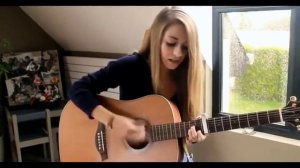 Девушка круто поет под гитару