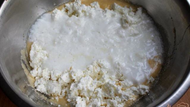 Манник с творогом и черным изюмом