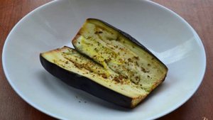 Баклажан с фаршем, помидорами и сыром в микроволновке