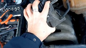 Как снять генератор, на Ауди а4, 1.6, adp.