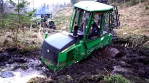 Грязь, жижа и мощные колёса. Тяжёлые машины буксуют.