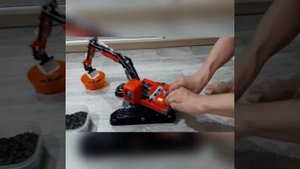 Экскаватор из Lego на гидравлике из шприцов