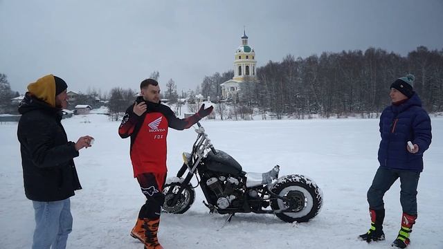 На чоппере по льду ! Выдержат ли Самодельные шипы ? Honda steed 400 валит ! смотреть онлайн