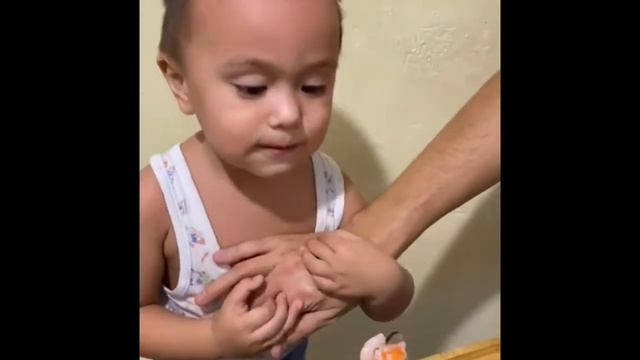 Ребенок задувает свечи. смотреть онлайн