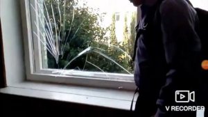 Пацан разбил стекло в школе ?