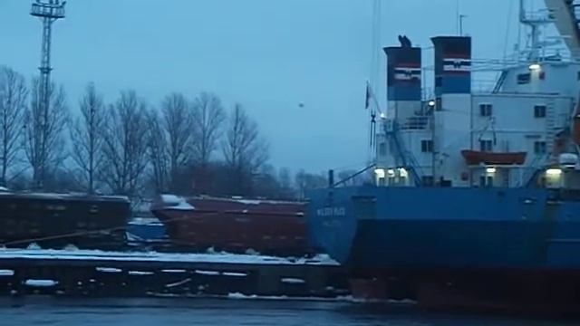 Маневры вагонов с трактором в Рижском порту смотреть онлайн