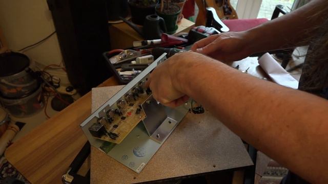 Taking a look inside and a quick service of a Fender Frontman 15G Guitar Combo Amplifier смотреть онлайн