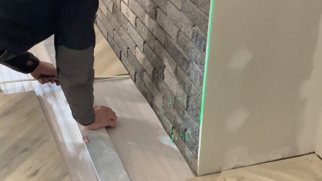 Installing laminate flooring with fishbone pattern - Floating floor - Egger Pro Rillington смотреть онлайн