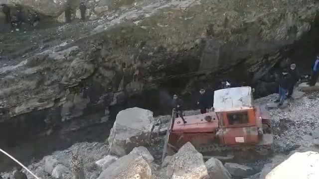 Расчистка дороги от камнепада в местности "Залардиха".11.05.2020