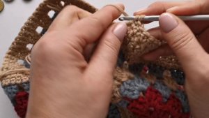 Вязание крючком Чепчик бабушкин квадрат, обвязка застёжки часть 1