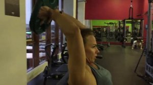 Разгибания рук из за головы с диском, сидя, на трицепс