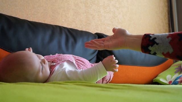 Как научить переворачиваться ребенка