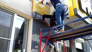 монтаж рекламной вывески www akvatoria r ru