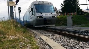 Einfahrt der Zahnradbahn im Bergbahnhof Les Pleiades