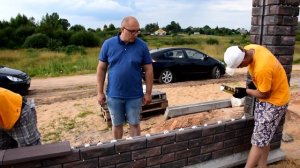 Монтаж крышек забора BRICK на клей-пену