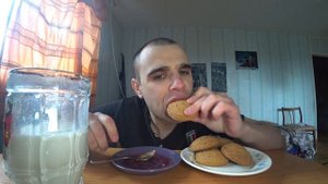МУКБАНГ/АСМР ОВСЯНОЕ ПЕЧЕНЬЕ с МОЛОКОМ и ВАРЕНЬЕМ КЛУБНИЧНЫМ/ СЛАДОСТИ/ОБЖОР/EATING/ASMR/Mukbang