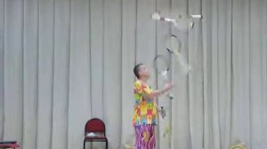 Выступление жонглёра