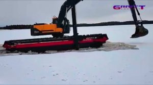 Экскаватор амфибия Свампкинг работает на льду
