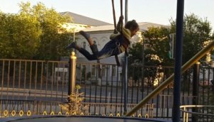 Аттракционы "Кенгуру" и "Феррари" . Парк аттракционов .