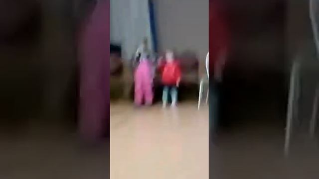 Девочке 3 года она поет песню белый снег