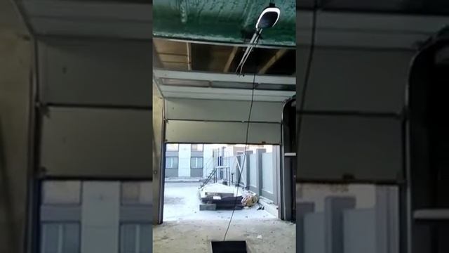 Секционные ворота ISD01 с панорамной панелью в промышленном объекте.