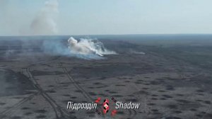 Хохлы делятся моментом сброса на наш подбитый танк и огненным дождем после сброса