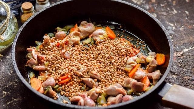 Куриные желудки с гречкой