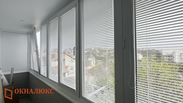 Серебристые жалюзи на пластиковые окна на балконе. Северная сторона Севастополь