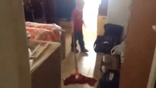 Миша моет пол смотреть онлайн