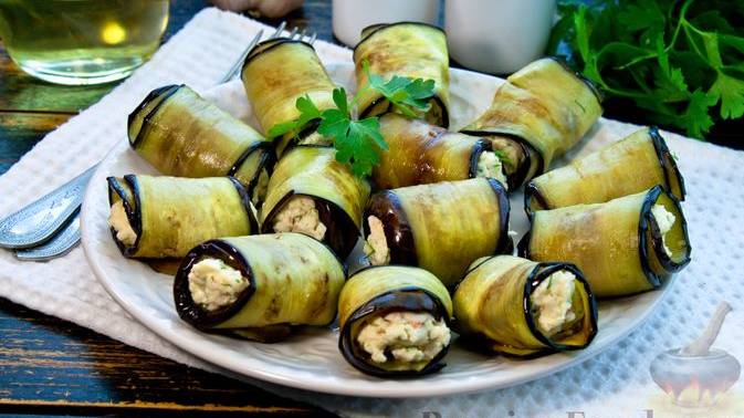 Нежнейший сливочный вкус.
РУЛЕТИКИ ИЗ БАКЛАЖАНОВ С ПЛАВЛЕНЫМ СЫРОМ И КРАБОВЫМИ ПАЛОЧКАМИ