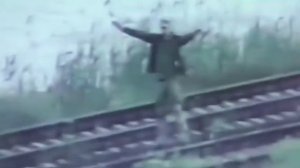 И я по шпалам, опять по шпалам иду домой по привычке