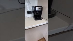 Стильная угловая кухня с фасадами в эмали, ручками Гола и золотым рамочным профилем!