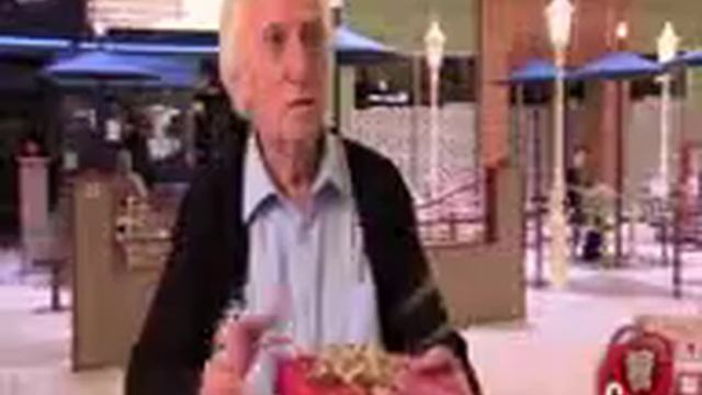 Розыгрыш Подарок для старого человека Альцгеймера смотреть онлайн