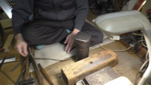 Мастер по заточке японских пил.