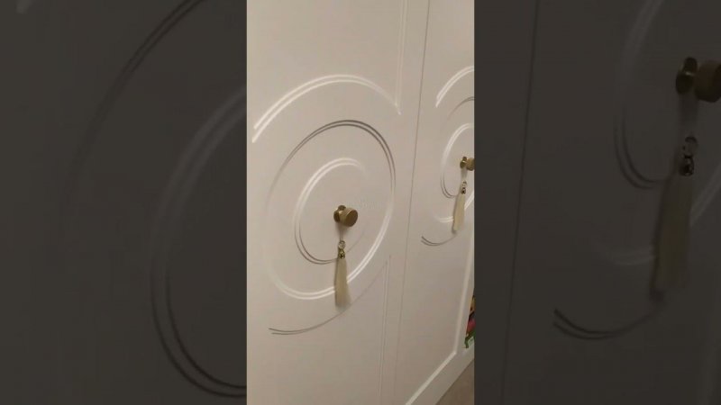 Шкафы и рабочее место у окна в детскую
