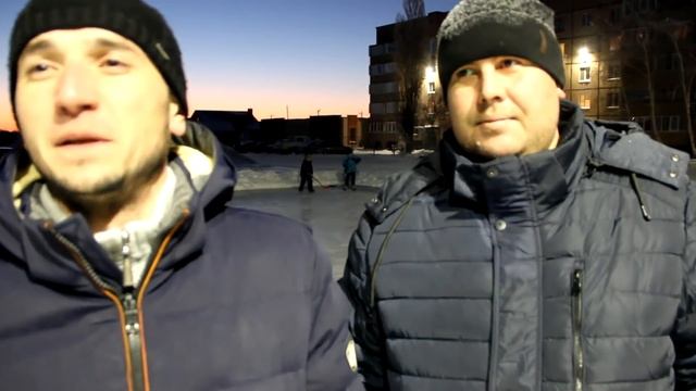 Залили каток во дворе и катаются. Репортаж со льда.
