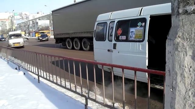 Автобусы зимой. Едут по дороге, останавливаются на остановках смотреть онлайн